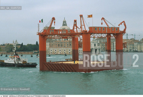 Nome: .IL MOSE (MODULO SPERIMENTALE ELETTROMECCANICO).Descrizione: .MODELLO DI PARATOIA MOBILE DIGHE ACQUA ALTA BOCCHE DI PORTO / PROGETTO DEL CONSORZIO VENEZIA NUOVA / DAVANTI ALLA PUNTA DELLA SALUTE.Credit: ©Graziano Arici/Rosebud2 Costo: ..Nazione: .ITALIA.Cittˆ: .VENEZIA.Data: .1988..