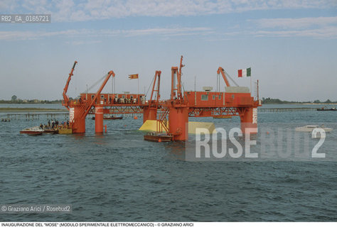 Nome: .IL MOSE (MODULO SPERIMENTALE ELETTROMECCANICO).Descrizione: .MODELLO DI PARATOIA MOBILE DIGHE ACQUA ALTA BOCCHE DI PORTO / PROGETTO DEL CONSORZIO VENEZIA NUOVA / INAUGURAZIONE.Credit: ©Graziano Arici/Rosebud2 Costo: ..Nazione: .ITALIA.Cittˆ: ..Data: .1988..