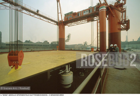 Nome: .IL MOSE (MODULO SPERIMENTALE ELETTROMECCANICO).Descrizione: .MODELLO DI PARATOIA MOBILE DIGHE ACQUA ALTA BOCCHE DI PORTO / PROGETTO DEL CONSORZIO VENEZIA NUOVA.Credit: ©Graziano Arici/Rosebud2 Costo: ..Nazione: .ITALIA.Cittˆ: ..Data: .1988..