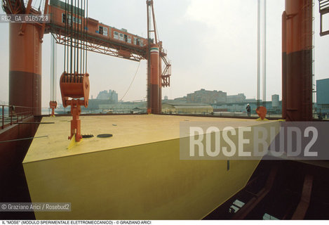 Nome: .IL MOSE (MODULO SPERIMENTALE ELETTROMECCANICO).Descrizione: .MODELLO DI PARATOIA MOBILE DIGHE ACQUA ALTA BOCCHE DI PORTO / PROGETTO DEL CONSORZIO VENEZIA NUOVA.Credit: ©Graziano Arici/Rosebud2 Costo: ..Nazione: .ITALIA.Cittˆ: ..Data: .1988..