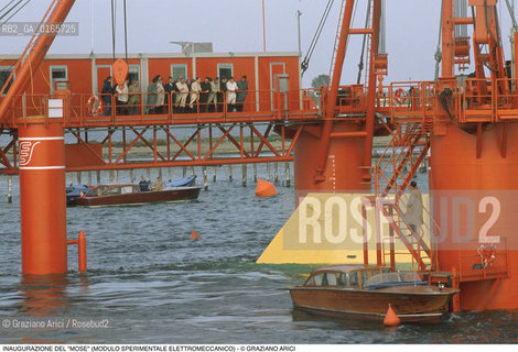 Nome: .IL MOSE (MODULO SPERIMENTALE ELETTROMECCANICO).Descrizione: .MODELLO DI PARATOIA MOBILE DIGHE ACQUA ALTA BOCCHE DI PORTO / PROGETTO DEL CONSORZIO VENEZIA NUOVA. / INAUGURAZIONE.Credit: ©Graziano Arici/Rosebud2 Costo: ..Nazione: .ITALIA.Cittˆ: ..Data: .1988..