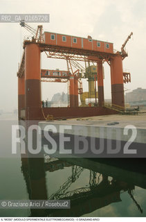 Nome: .IL MOSE (MODULO SPERIMENTALE ELETTROMECCANICO).Descrizione: .MODELLO DI PARATOIA MOBILE DIGHE ACQUA ALTA BOCCHE DI PORTO / PROGETTO DEL CONSORZIO VENEZIA NUOVA.Credit: ©Graziano Arici/Rosebud2 Costo: ..Nazione: .ITALIA.Cittˆ: ..Data: .1988..