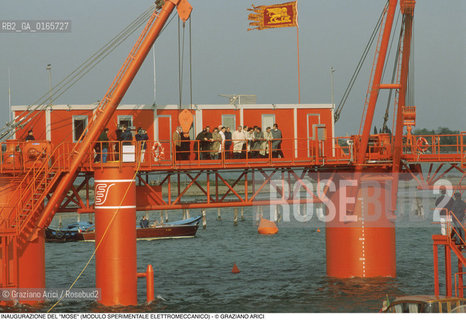 Nome: .IL MOSE (MODULO SPERIMENTALE ELETTROMECCANICO).Descrizione: .MODELLO DI PARATOIA MOBILE DIGHE ACQUA ALTA BOCCHE DI PORTO / PROGETTO DEL CONSORZIO VENEZIA NUOVA / INAUGURAZIONE.Credit: ©Graziano Arici/Rosebud2 Costo: ..Nazione: .ITALIA.Cittˆ: ..Data: .1988..