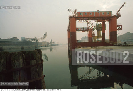 Nome: .IL MOSE (MODULO SPERIMENTALE ELETTROMECCANICO).Descrizione: .MODELLO DI PARATOIA MOBILE DIGHE ACQUA ALTA BOCCHE DI PORTO / PROGETTO DEL CONSORZIO VENEZIA NUOVA.Credit: ©Graziano Arici/Rosebud2 Costo: ..Nazione: .ITALIA.Cittˆ: ..Data: .1988..