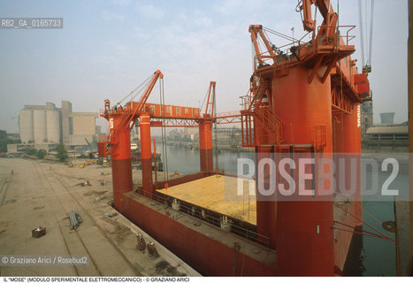 Nome: .IL MOSE (MODULO SPERIMENTALE ELETTROMECCANICO).Descrizione: .MODELLO DI PARATOIA MOBILE DIGHE ACQUA ALTA BOCCHE DI PORTO / PROGETTO DEL CONSORZIO VENEZIA NUOVA.Credit: ©Graziano Arici/Rosebud2 Costo: ..Nazione: .ITALIA.Cittˆ: ..Data: .1988..