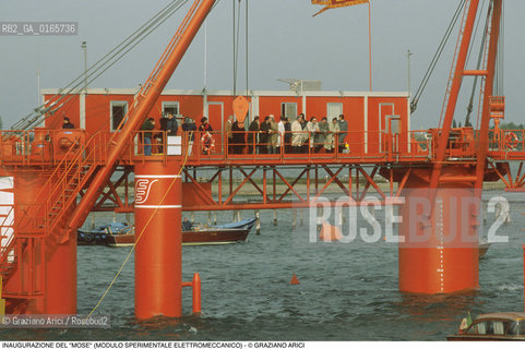 Nome: .IL MOSE (MODULO SPERIMENTALE ELETTROMECCANICO).Descrizione: .MODELLO DI PARATOIA MOBILE DIGHE ACQUA ALTA BOCCHE DI PORTO / PROGETTO DEL CONSORZIO VENEZIA NUOVA / INAUGURAZIONE.Credit: ©Graziano Arici/Rosebud2 Costo: ..Nazione: .ITALIA.Cittˆ: ..Data: .1988..