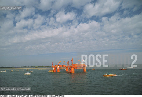 Nome: .IL MOSE (MODULO SPERIMENTALE ELETTROMECCANICO).Descrizione: .MODELLO DI PARATOIA MOBILE DIGHE ACQUA ALTA BOCCHE DI PORTO / PROGETTO DEL CONSORZIO VENEZIA NUOVA.Credit: ©Graziano Arici/Rosebud2 Costo: ..Nazione: .ITALIA.Cittˆ: ..Data: .1988..