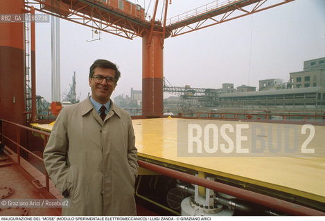 Nome: .IL MOSE (MODULO SPERIMENTALE ELETTROMECCANICO).Descrizione: .MODELLO DI PARATOIA MOBILE DIGHE ACQUA ALTA BOCCHE DI PORTO / PROGETTO DEL CONSORZIO VENEZIA NUOVA / IL PRESIDENTE DEL CONSORZIO LUIGI ZANDA ALLINAUGURAZIONE.Credit: ©Graziano Arici/Rosebud2 Costo: ..Nazione: .ITALIA.Cittˆ: ..Data: .1988..