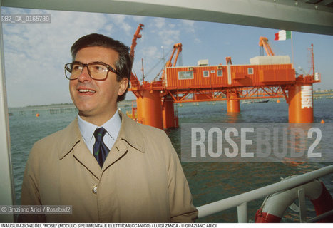 Nome: .IL MOSE (MODULO SPERIMENTALE ELETTROMECCANICO).Descrizione: .MODELLO DI PARATOIA MOBILE DIGHE ACQUA ALTA BOCCHE DI PORTO / PROGETTO DEL CONSORZIO VENEZIA NUOVA / IL PRESIDENTE DEL CONSORZIO LUIGI ZANDA ALLINAUGURAZIONE.Credit: ©Graziano Arici/Rosebud2 Costo: ..Nazione: .ITALIA.Cittˆ: ..Data: .1988..