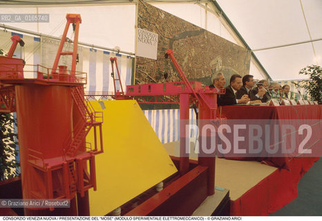 Nome: .IL MOSE (MODULO SPERIMENTALE ELETTROMECCANICO).Descrizione: .MODELLO DI PARATOIA MOBILE DIGHE ACQUA ALTA BOCCHE DI PORTO / PROGETTO DEL CONSORZIO VENEZIA NUOVA / PRESENTAZIONE .Credit: ©Graziano Arici/Rosebud2 Costo: ..Nazione: .ITALIA.Cittˆ: ..Data: .1988..