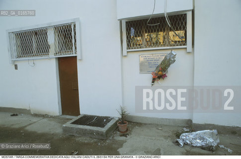 Nome: .MOSTAR.Descrizione: .GUERRA EX JUGOSLAVIA /  TARGA COMMEMORATIVA DEDICATA AGLI ITALIANI CADUTI IL 28/01/94 PER UNA GRANATA.Credit: ©Graziano Arici/Rosebud2 Costo: ..Nazione: .BOSNIA.Cittˆ: ..Data: .1994..