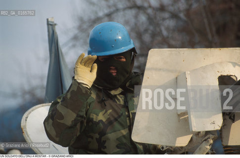 Nome: .MOSTAR.Descrizione: .GUERRA EX JUGOSLAVIA /  UN SOLDATO DELLONU CASCO BLU.Credit: ©Graziano Arici/Rosebud2 Costo: ..Nazione: .BOSNIA.Cittˆ: ..Data: .1994..