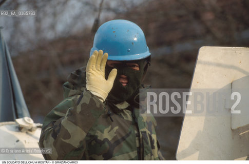 Nome: .MOSTAR.Descrizione: .GUERRA EX JUGOSLAVIA /  UN SOLDATO DELLONU CASCO BLU.Credit: ©Graziano Arici/Rosebud2 Costo: ..Nazione: .BOSNIA.Cittˆ: ..Data: .1994..