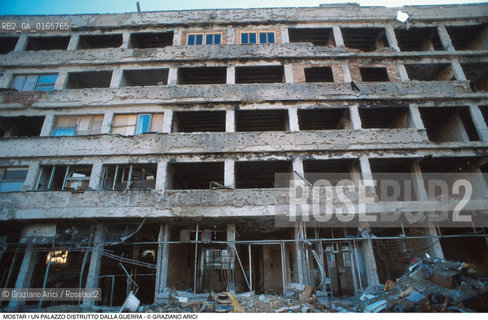 Nome: .MOSTAR.Descrizione: .GUERRA EX JUGOSLAVIA /  UN PALAZZO DISTRUTTO DALLA GUERRA.Credit: ©Graziano Arici/Rosebud2 Costo: ..Nazione: .BOSNIA.Cittˆ: ..Data: .1994..