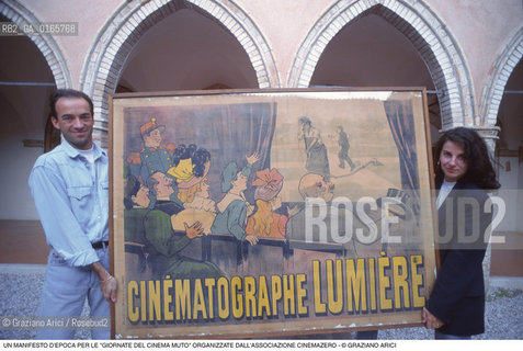 Nome: .LE GIORNATE DEL CINEMA MUTO .Descrizione: .FESTIVAL / DUE COMPONENTI DELLASSOCIAZIONE CINEMAZERO CON UN MANIFESTO DEPOCA.Credit: ©Graziano Arici/Rosebud2 Costo: ..Nazione: .ITALIA.Cittˆ: .PORDENONE.Data: .1996..