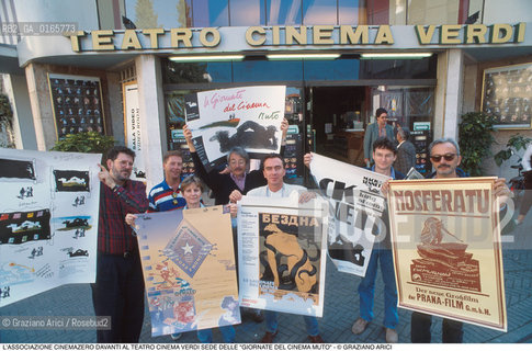 Nome: .LE GIORNATE DEL CINEMA MUTO .Descrizione: .FESTIVAL / LASSOCIAZIONE CINEMAZERO DAVANTI AL TEATRO CINEMA VERDI CON MANIFESTI / IN FONDO CARLO MONTANARO.Credit: ©Graziano Arici/Rosebud2 Costo: ..Nazione: .ITALIA.Cittˆ: .PORDENONE.Data: .1996..