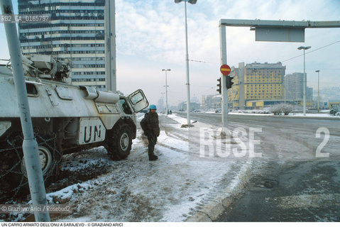 Nome: .SARAJEVO.Descrizione: .GUERRA EX JUGOSLAVIA / UN CARRO ARMATO DELLONU CON SOLDATO / NEVE : SULLO SFONDO LHOLIDAY INN HOTEL.Credit: ©Graziano Arici/Rosebud2 Costo: ..Nazione: .BOSNIA.Cittˆ: ..Data: .1994..