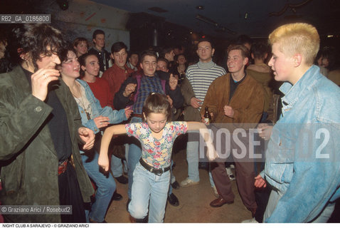 Nome: .SARAJEVO.Descrizione: .GUERRA EX JUGOSLAVIA / PERSONE CHE BALLANO IN UN NIGHT CLUB.Credit: ©Graziano Arici/Rosebud2 Costo: ..Nazione: .BOSNIA.Cittˆ: ..Data: .1994..