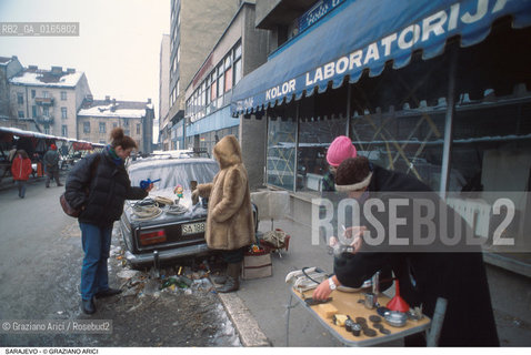 Nome: .SARAJEVO.Descrizione: .GUERRA EX JUGOSLAVIA / PERSONE CHE VENDONO OGGETTI VICINO AL MERCATO.Credit: ©Graziano Arici/Rosebud2 Costo: ..Nazione: .BOSNIA.Cittˆ: ..Data: .1994..