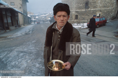 Nome: .SARAJEVO.Descrizione: .GUERRA EX JUGOSLAVIA / VECCHIO CON TAZZINA DA CAFFE IN MANO.Credit: ©Graziano Arici/Rosebud2 Costo: ..Nazione: .BOSNIA.Cittˆ: ..Data: .1994..