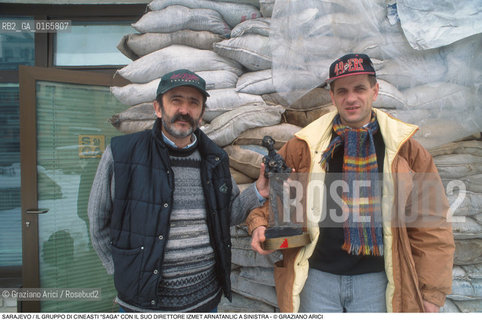 Nome: .SARAJEVO.Descrizione: .GUERRA EX JUGOSLAVIA / IL GRUPPO DI CINEASTI SAGA CON IL SUO DIRETTORE IZMET ARNATANLIC A SINISTRA.Credit: ©Graziano Arici/Rosebud2 Costo: ..Nazione: .BOSNIA.Cittˆ: ..Data: .1994..