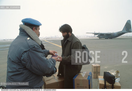 Nome: .SARAJEVO.Descrizione: .GUERRA EX JUGOSLAVIA / IL SINDACO DI VENEZIA MASSIMO CACCIARI MENTRE GLI VENGONO CONTROLLATI I DOCUMENTI ALLAEROPORTO DI SARAJEVO / CON CASSE DI AIUTI.Credit: ©Graziano Arici/Rosebud2 Costo: ..Nazione: .BOSNIA.Cittˆ: ..Data: .1994..