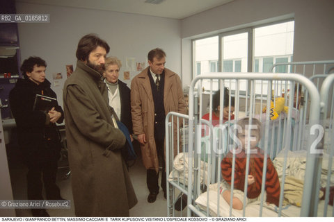 Nome: .SARAJEVO.Descrizione: .GUERRA EX JUGOSLAVIA / IL PROSINDACO GIANFRANCO BETTIN, IL SINDACO DI VENEZIA MASSIMO CACCIARI E IL SINDACO DELLA CITTA TARIK KUPUSOVIC VISITANO LOSPEDALE KOSSOVO / BAMBINI.Credit: ©Graziano Arici/Rosebud2 Costo: ..Nazione: .BOSNIA.Cittˆ: ..Data: .1994..