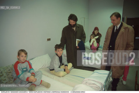 Nome: .SARAJEVO.Descrizione: .GUERRA EX JUGOSLAVIA / IL SINDACO DI VENEZIA MASSIMO CACCIARI E IL SINDACO DELLA CITTA TARIK KUPUSOVIC VISITANO LOSPEDALE KOSSOVO / BAMBINI.Credit: ©Graziano Arici/Rosebud2 Costo: ..Nazione: .BOSNIA.Cittˆ: ..Data: .1994..
