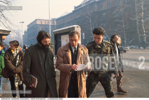 Nome: .SARAJEVO.Descrizione: .GUERRA EX JUGOSLAVIA / VISITA DEL SINDACO DI VENEZIA MASSIMO CACCIARI ASSIEME AL SINDACO DELLA CITTA TARIK KUPUSOVIC.Credit: ©Graziano Arici/Rosebud2 Costo: ..Nazione: .BOSNIA.Cittˆ: ..Data: .1994..