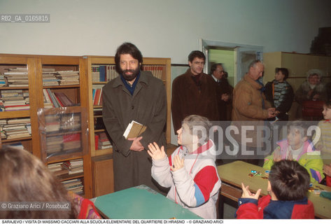 Nome: .SARAJEVO.Descrizione: .GUERRA EX JUGOSLAVIA / VISITA DEL SINDACO DI VENEZIA MASSIMO CACCIARI ALLA SCUOLA ELEMENTARE DEL QUARTIERE DI HRASNO.Credit: ©Graziano Arici/Rosebud2 Costo: ..Nazione: .BOSNIA.Cittˆ: ..Data: .1994..