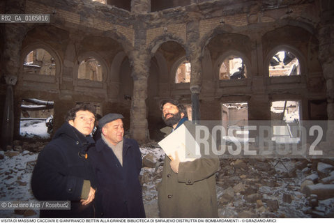 Nome: .SARAJEVO.Descrizione: .GUERRA EX JUGOSLAVIA / VISITA DEL SINDACO DI VENEZIA MASSIMO CACCIARI E DEL PROSINDACO GIANFRANCO BETTIN ALLA GRANDE BIBLIOTECA DI SARAJEVO DISTRUTTA DAI BOMBARDAMENTI.Credit: ©Graziano Arici/Rosebud2 Costo: ..Nazione: .BOSNIA.Cittˆ: ..Data: .1994..