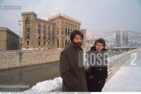 Nome: .SARAJEVO.Descrizione: .GUERRA EX JUGOSLAVIA / IL SINDACO DI VENEZIA MASSIMO CACCIARI E IL PROSINDACO GIANFRANCO BETTIN DAVANTI ALLA BIBLIOTECA NAZIONALE.Credit: ©Graziano Arici/Rosebud2 Costo: ..Nazione: .BOSNIA.Cittˆ: ..Data: .1994..