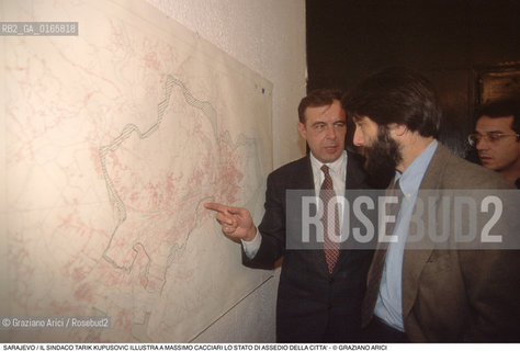Nome: .SARAJEVO.Descrizione: .GUERRA EX JUGOSLAVIA / IL SINDACO TARIK KUPUSOVIC ILLUSTRA AL SINDACO DI VENEZIA MASSIMO CACCIARI LO STATO DI ASSEDIO DELLA CITTA.Credit: ©Graziano Arici/Rosebud2 Costo: ..Nazione: .BOSNIA.Cittˆ: ..Data: .1994..
