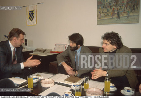 Nome: .SARAJEVO.Descrizione: .GUERRA EX JUGOSLAVIA / IL SINDACO DELLA CITTA TARIK KUPUSOVIC INCONTRA IL SINDACO DI VENEZIA MASSIMO CACCIARI E IL PROSINDACO GIANFRANCO BETTIN.Credit: ©Graziano Arici/Rosebud2 Costo: ..Nazione: .BOSNIA.Cittˆ: ..Data: .1994..