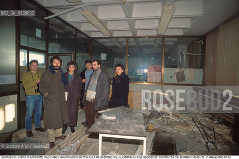 Nome: .SARAJEVO.Descrizione: .GUERRA EX JUGOSLAVIA / VISITA DEL SINDACO DI VENEZIA MASSIMO CACCIARI E DEL PROSINDACO GIANFRANCO BETTIN ALLA REDAZIONE DEL QUOTIDIANO OSLOBODENJE DISTRUTTA DAI BOMBARDAMENTI.Credit: ©Graziano Arici/Rosebud2 Costo: ..Nazione: .BOSNIA.Cittˆ: ..Data: .1994..