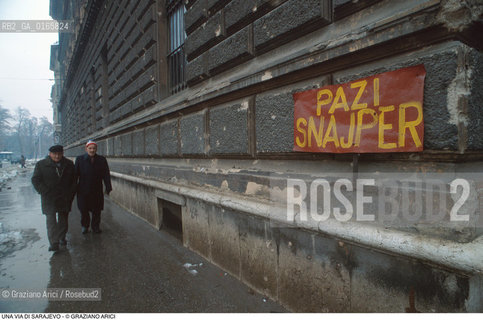 Nome: .SARAJEVO.Descrizione: .GUERRA EX JUGOSLAVIA /UNA VIA CON LA SCRITTA PAZY SNAJPER (ATTENTI AI CECCHINI).Credit: ©Graziano Arici/Rosebud2 Costo: ..Nazione: .BOSNIA.Cittˆ: ..Data: .1994..