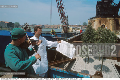 Caption: Nome: .7¡ BIENNALE ARCHITETTURA 2000 - CITTA: LESS AESTHETICS, MORE ETHICS .Descrizione: .PERFORMANCE ALLARSENALE DI MARCO CASAGRANDE E SAMI RINTALA.Credit: ©Graziano Arici/Rosebud2 .Nazione: ..Cittˆ: ..Data: .2000