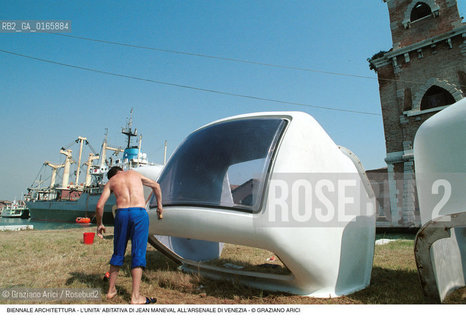 Caption: Nome: . 7¡ BIENNALE ARCHITETTURA 2000 - CITTA: LESS AESTHETICS, MORE ETHICS .Descrizione: .LUNITA ABITATIVA DI JEAN MANEVAL ALLARSENALE DI VENEZIA .Credit: ©Graziano Arici/Rosebud2 .Nazione: ..Cittˆ: ..Data: .2000