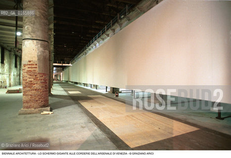Caption: Nome: . 7¡ BIENNALE ARCHITETTURA 2000 - CITTA: LESS AESTHETICS, MORE ETHICS .Descrizione: . LO SCHERMO GIGANTE ALLE CORDERIE DELLARSENALE DI VENEZIA.Credit: ©Graziano Arici/Rosebud2 .Nazione: ..Cittˆ: ..Data: .2000