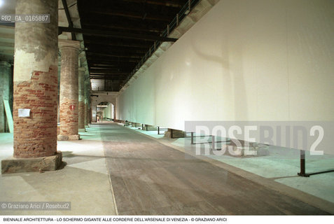 Caption: Nome: . 7¡ BIENNALE ARCHITETTURA 2000 - CITTA: LESS AESTHETICS, MORE ETHICS .Descrizione: . LO SCHERMO GIGANTE ALLE CORDERIE DELLARSENALE DI VENEZIA.Credit: ©Graziano Arici/Rosebud2 .Nazione: ..Cittˆ: ..Data: .2000