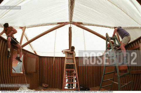 Caption: Nome: .7¡ BIENNALE ARCHITETTURA 2000 - CITTA: LESS AESTHETICS, MORE ETHICS .Descrizione: .LA CASA DI CARTA USATA DURANTE IL TERREMOTO DI KOBE DEL GIAPPONESE SHIGERU BAN.Credit: ©Graziano Arici/Rosebud2 .Nazione: ..Cittˆ: ..Data: .2000