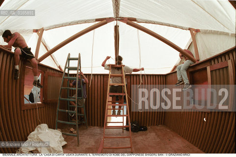 Caption: Nome: .7¡ BIENNALE ARCHITETTURA 2000 - CITTA: LESS AESTHETICS, MORE ETHICS .Descrizione: .LA CASA DI CARTA USATA DURANTE IL TERREMOTO DI KOBE DEL GIAPPONESE SHIGERU BAN.Credit: ©Graziano Arici/Rosebud2 .Nazione: ..Cittˆ: ..Data: .2000