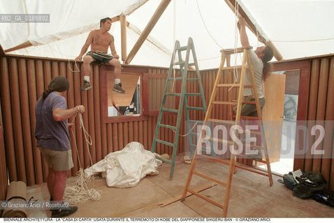 Caption: Nome: .7¡ BIENNALE ARCHITETTURA 2000 - CITTA: LESS AESTHETICS, MORE ETHICS .Descrizione: .LA CASA DI CARTA USATA DURANTE IL TERREMOTO DI KOBE DEL GIAPPONESE SHIGERU BAN.Credit: ©Graziano Arici/Rosebud2 .Nazione: ..Cittˆ: ..Data: .2000