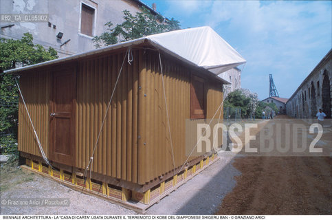 Caption: Nome: .7¡ BIENNALE ARCHITETTURA 2000 - CITTA: LESS AESTHETICS, MORE ETHICS .Descrizione: . LA CASA DI CARTA USATA DURANTE IL TERREMOTO DI KOBE DEL GIAPPONESE SHIGERU BAN.Credit: ©Graziano Arici/Rosebud2 .Nazione: ..Cittˆ: ..Data: .2000