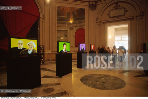 Caption: Nome: .7¡ BIENNALE ARCHITETTURA 2000 - CITTA: LESS AESTHETICS, MORE ETHICS .Descrizione: .PADIGLIONE ITALIA TELEVISORI COMPUTER.Credit: ©Graziano Arici/Rosebud2 .Nazione: ..Cittˆ: ..Data: .2000