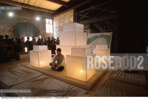 Caption: Nome: .7¡ BIENNALE ARCHITETTURA 2000 - CITTA: LESS AESTHETICS, MORE ETHICS .Descrizione: .ARATA ISOZAKI PERFORMANCE.Credit: ©Graziano Arici/Rosebud2 .Nazione: ..Cittˆ: ..Data: .2000