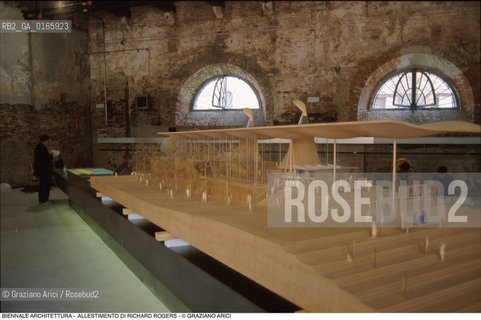 Caption: Nome: .7¡ BIENNALE ARCHITETTURA 2000 - CITTA: LESS AESTHETICS, MORE ETHICS .Descrizione: .ALLESTIMENTO DI RICHARD ROGERS.Credit: ©Graziano Arici/Rosebud2 .Nazione: ..Cittˆ: ..Data: .2000