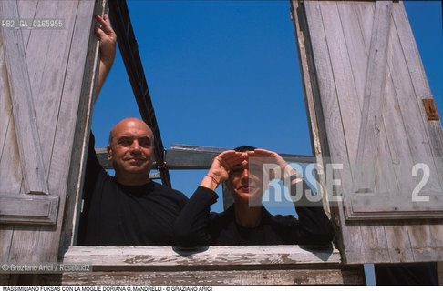 Nome: .FUKSAS MASSIMILIANO.Descrizione: .ARCHITETTO ARCHITETTURA FINESTRA CON LA MOGLIE DORIANA O. MANDRELLI.Credit: ©Graziano Arici/Rosebud2 / Costo: .A.Nazione: ..Cittˆ: .VENEZIA.VENICE.Data: .2000