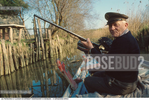 Caption: Nome: .ERNEST HEMINGWAY.Descrizione: .FIORINDO SILOTTO CAPOCACCIA DELLA TENUTA FRANCHETTI TRA LE CANNE E I CASONI A CAORLE FUCILE.Credit: ©Graziano Arici/Rosebud2 .Nazione: ..Cittˆ: ..Data: .1991.