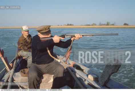 Caption: Nome: .ERNEST HEMINGWAY.Descrizione: .FIORINDO SILOTTO CAPOCACCIA DELLA TENUTA FRANCHETTI TRA LE CANNE E I CASONI A CAORLE FUCILE.Credit: ©Graziano Arici/Rosebud2 .Nazione: ..Cittˆ: ..Data: .1991.